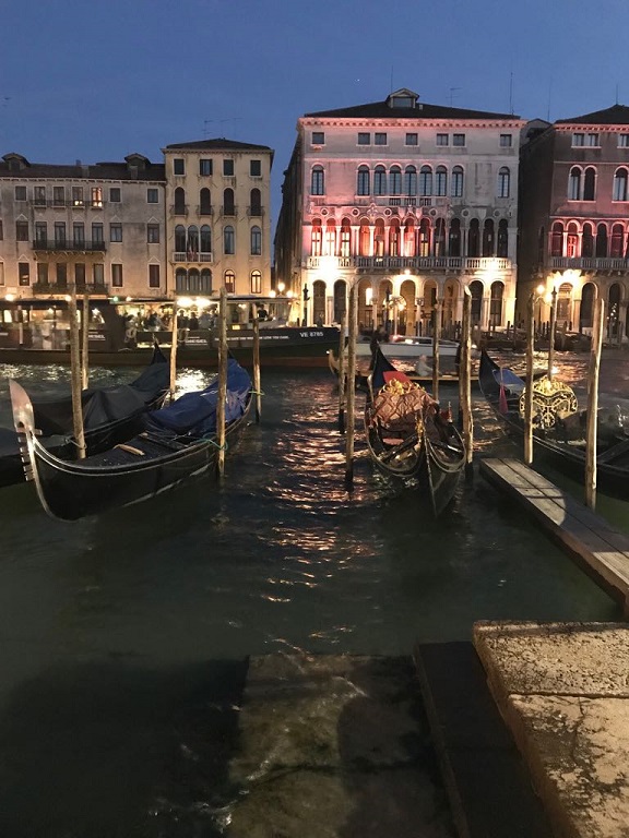 ベネツィアの夜を楽しむ。きらめく夜景と食前酒