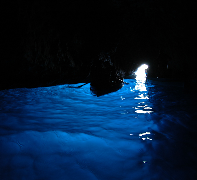 ナポリからカプリ島の青の洞窟へ日帰り観光