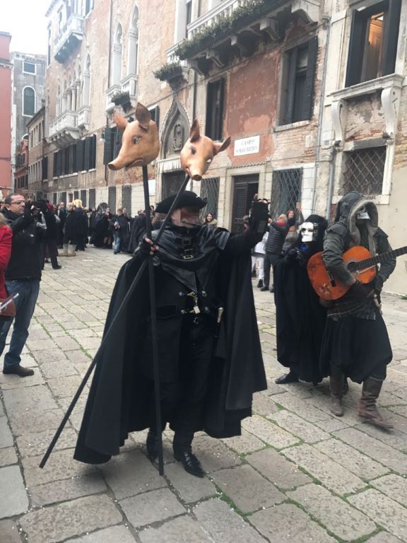 ベネツィアのカーニバルの時期は、仮装した人々が異世界さながら。